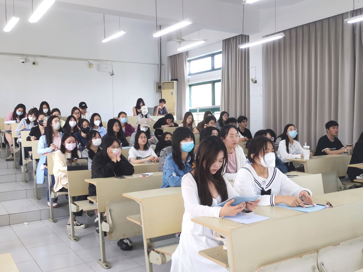 图为同学们认真听讲