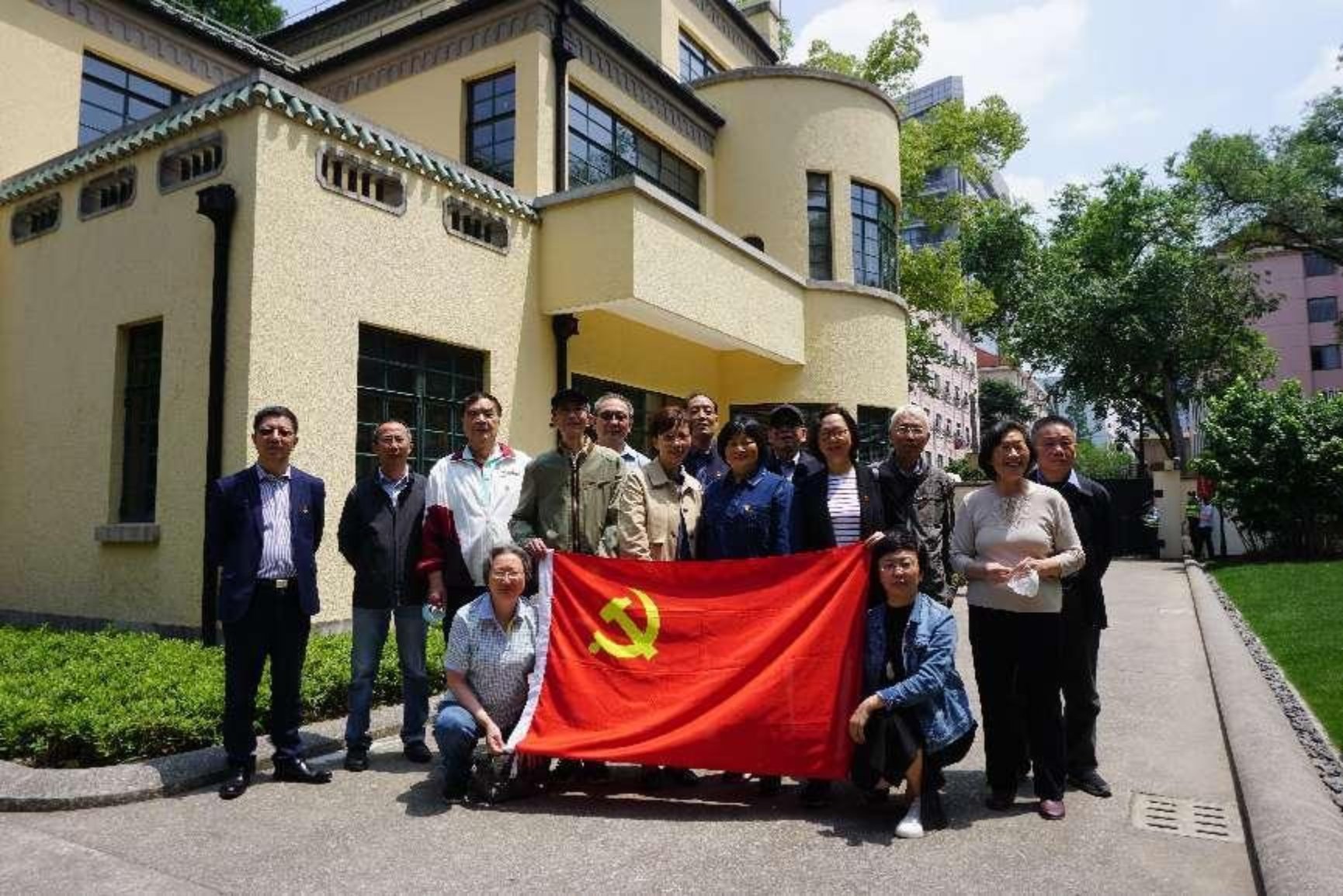 要以退休不褪色的实际行动发挥老同志的优势，缅怀革命先烈的丰功伟绩，践行初心使命