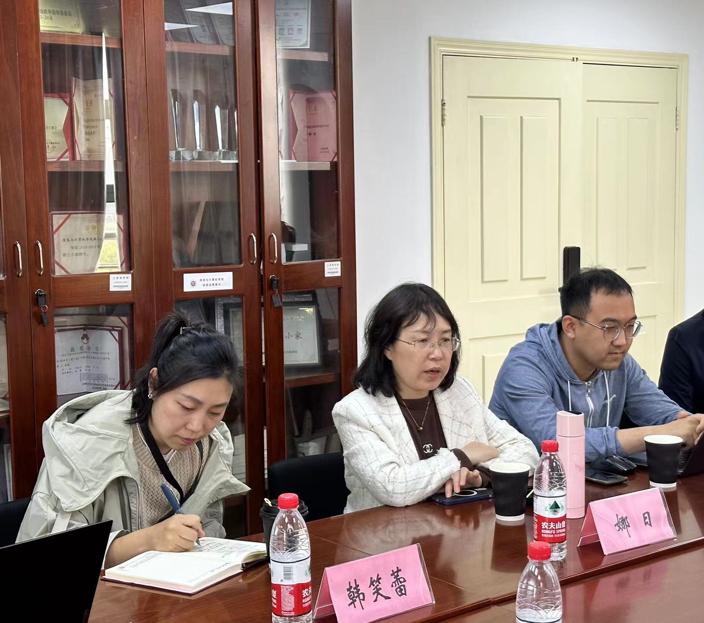 与会教师参与讨论