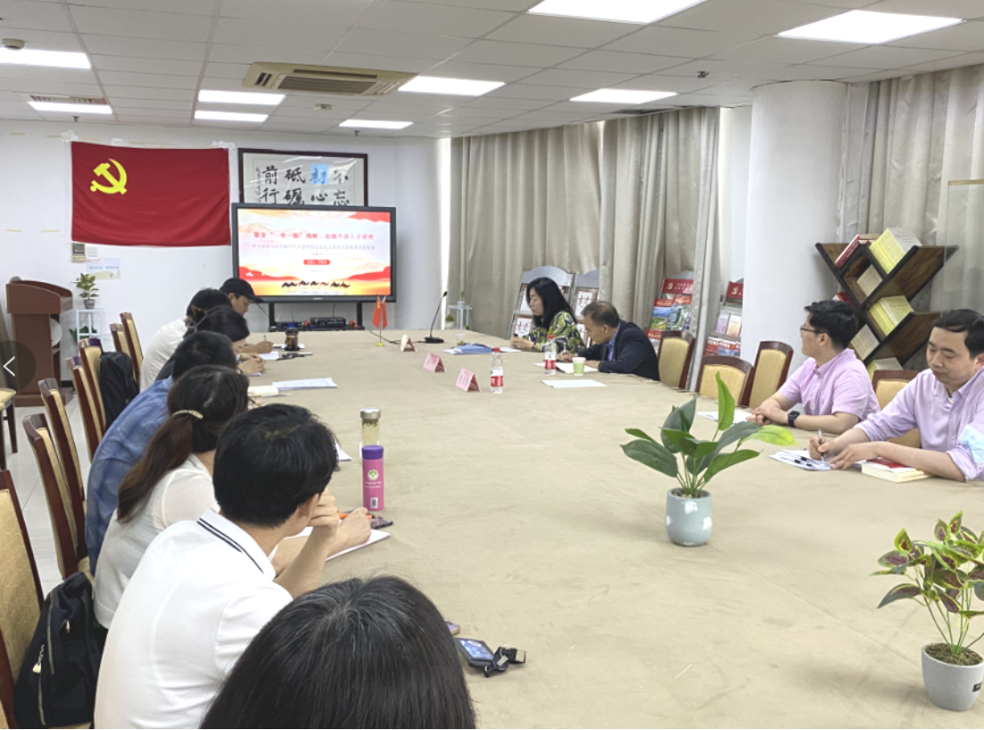 图为严玉萍讲党课