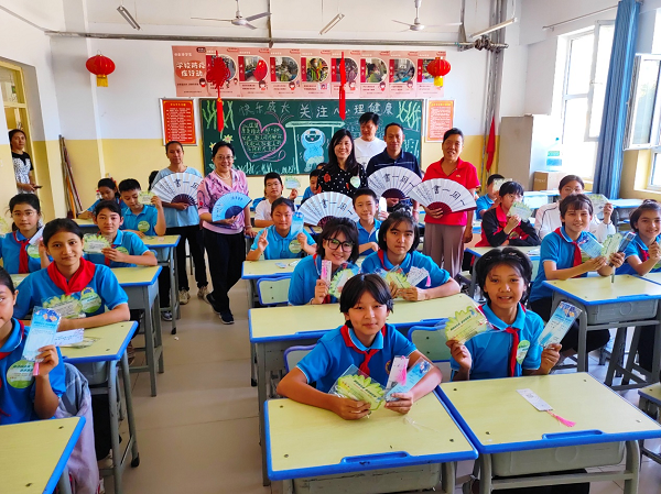 图为喀什孩子们拿到上海同学写满寄语的书签