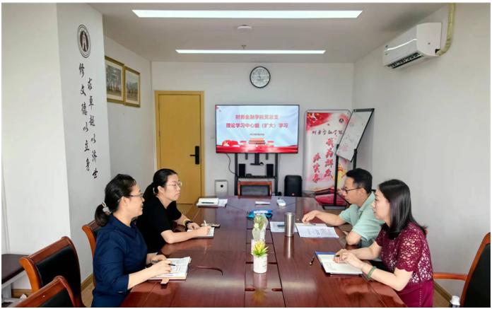 图为党总支理论学习中心组（扩大）学习现场