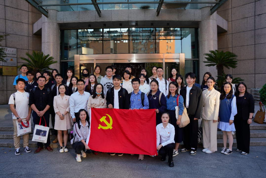 图为参会人员合照
