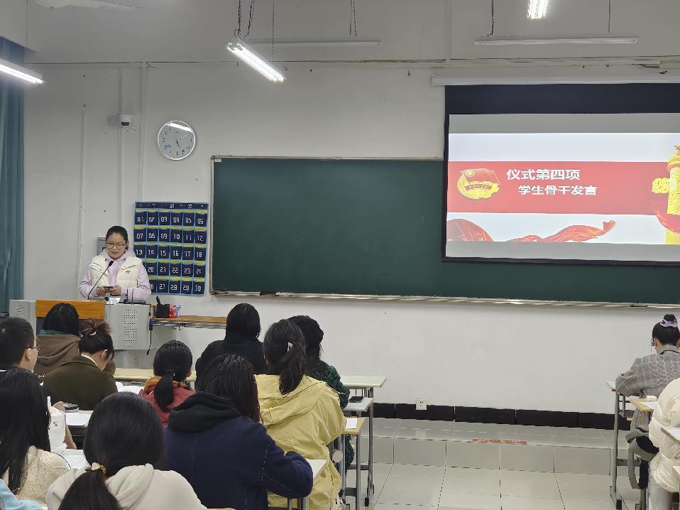 图为肖杨雨同学发言