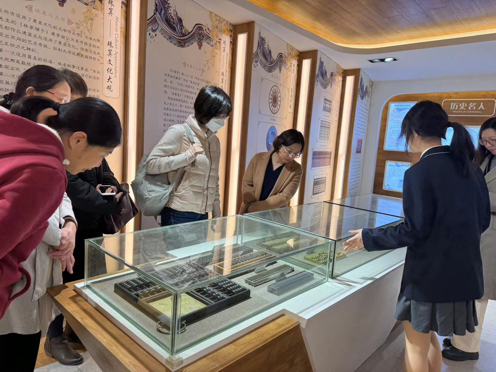 图为参观上海商业会计学院珠算博物馆