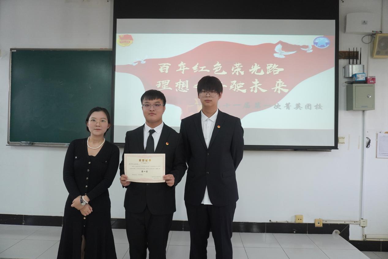 图为林孜为组织部和秘书处代表颁发一等奖