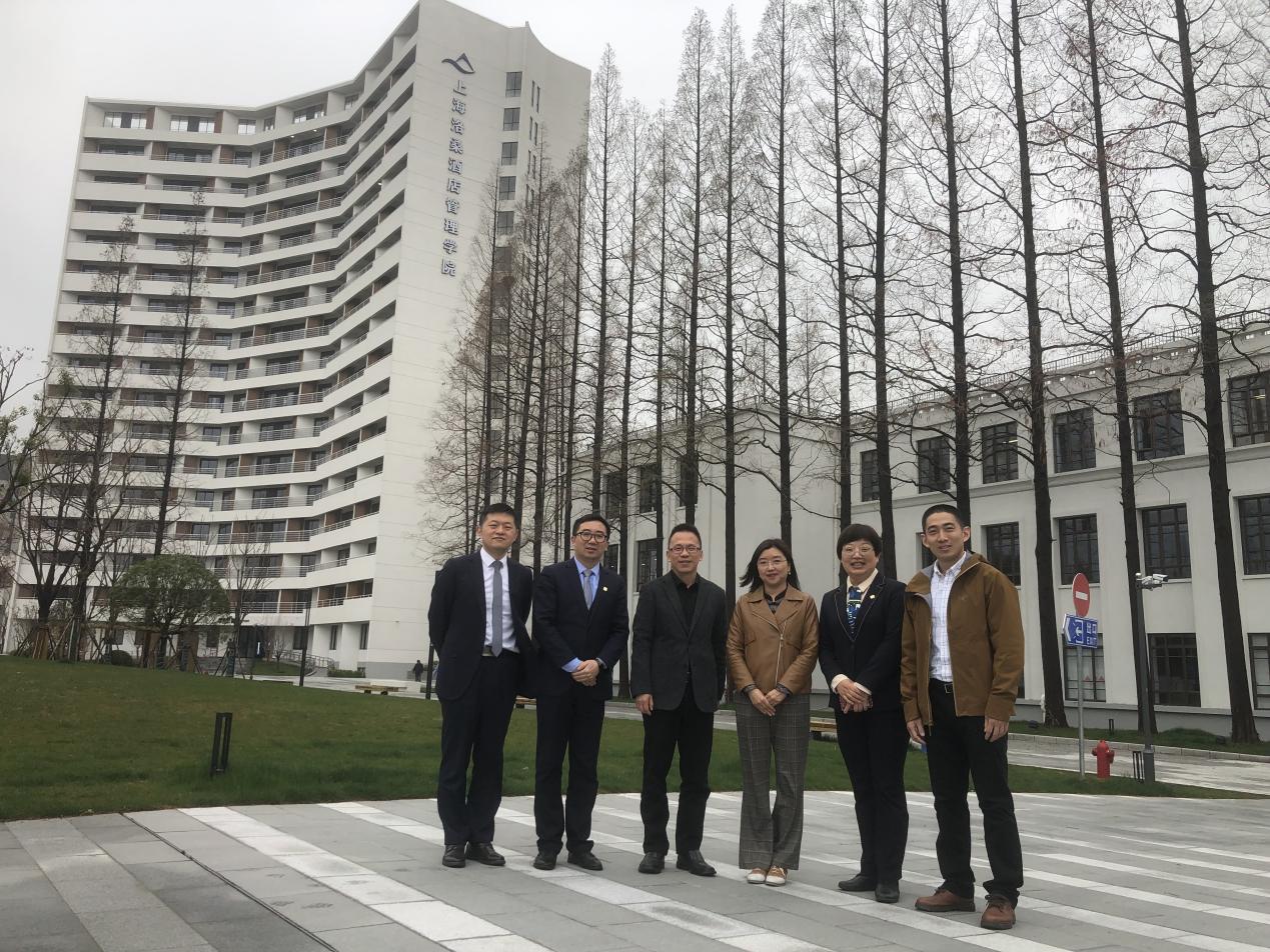 漕宝路校区参观合影
