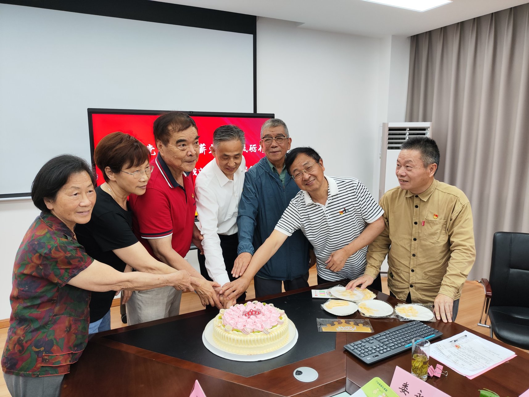 图为座谈会上同过政治生日