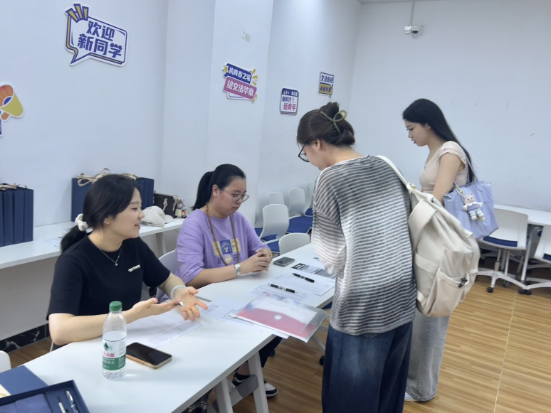 文法学院报到现场