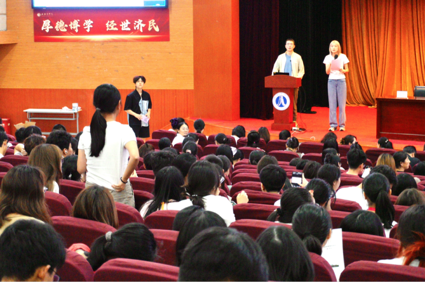 图3为新生进行知识竞答