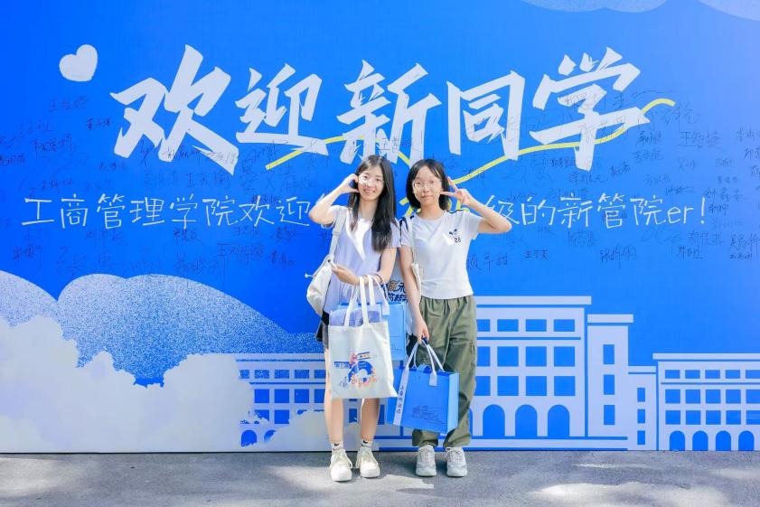 图1为新生在签名墙前签字留影