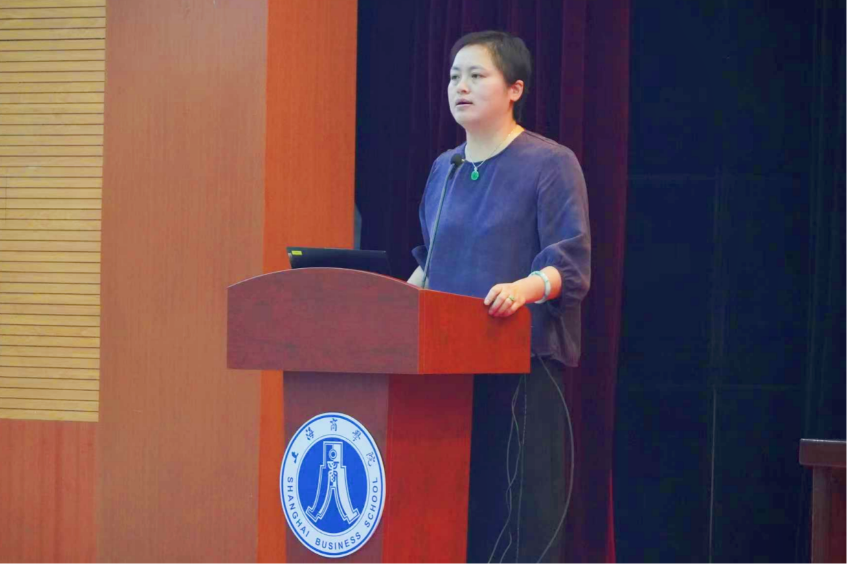 图3为朱燕做新生开学动员