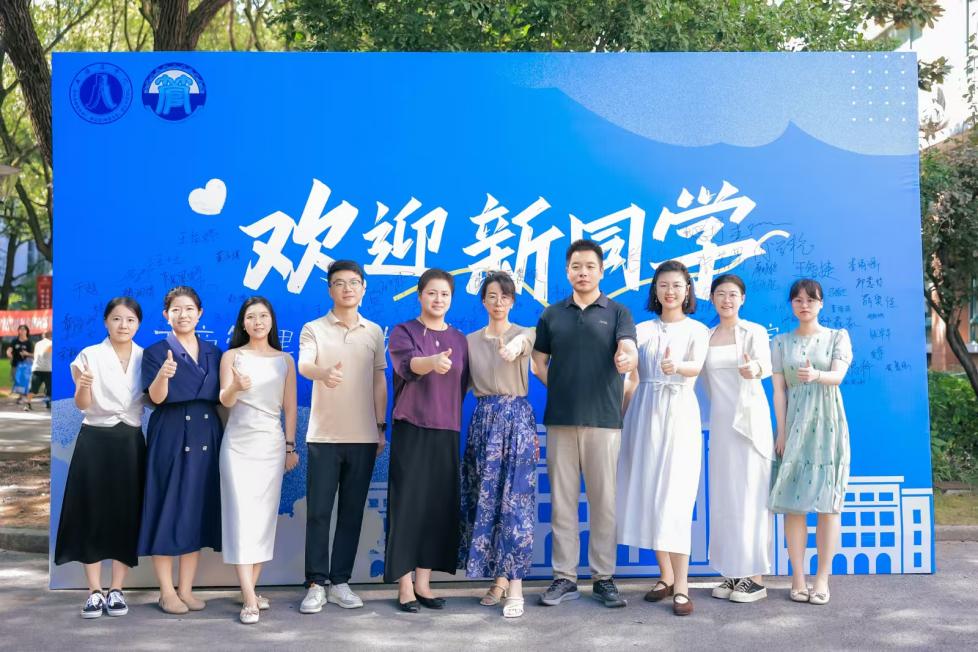 图4为报到现场学院老师合影